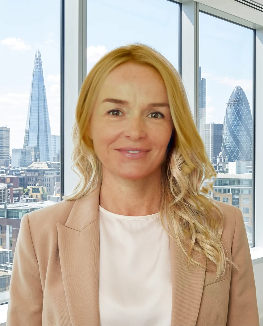 Charlotte Himsworth, Mindset-Coach, lächelt herzlich in einem hellen Büro in London